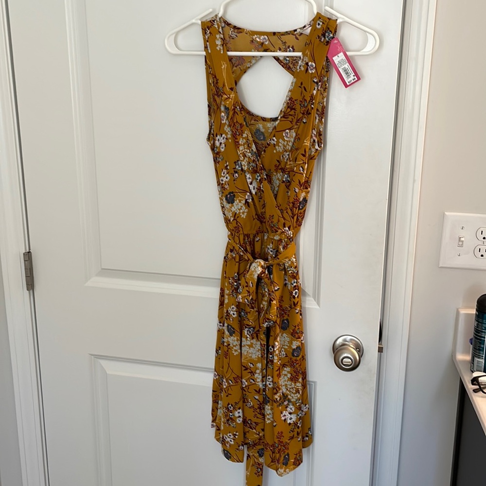 Floral dress with keyhole back